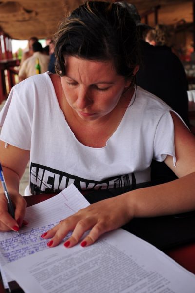 Conie Hood, copywriter y ghostwriter trilingüe especializada en turismo activo y aventura, escribiendo en exterior